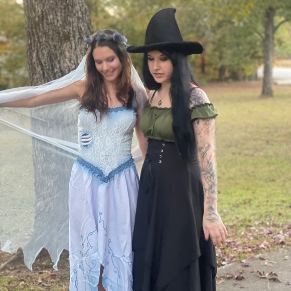 Meet your Posher, Attic Granny - Picture 3 of 16